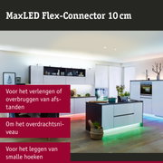 Moderne witte keuken met kookeiland en LED-vloerverlichting voor een stijlvolle woonruimte