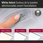 Doigt réglant la couleur blanche de la lumière avant installation, plafonnier LED avec température de couleur sélectionnable