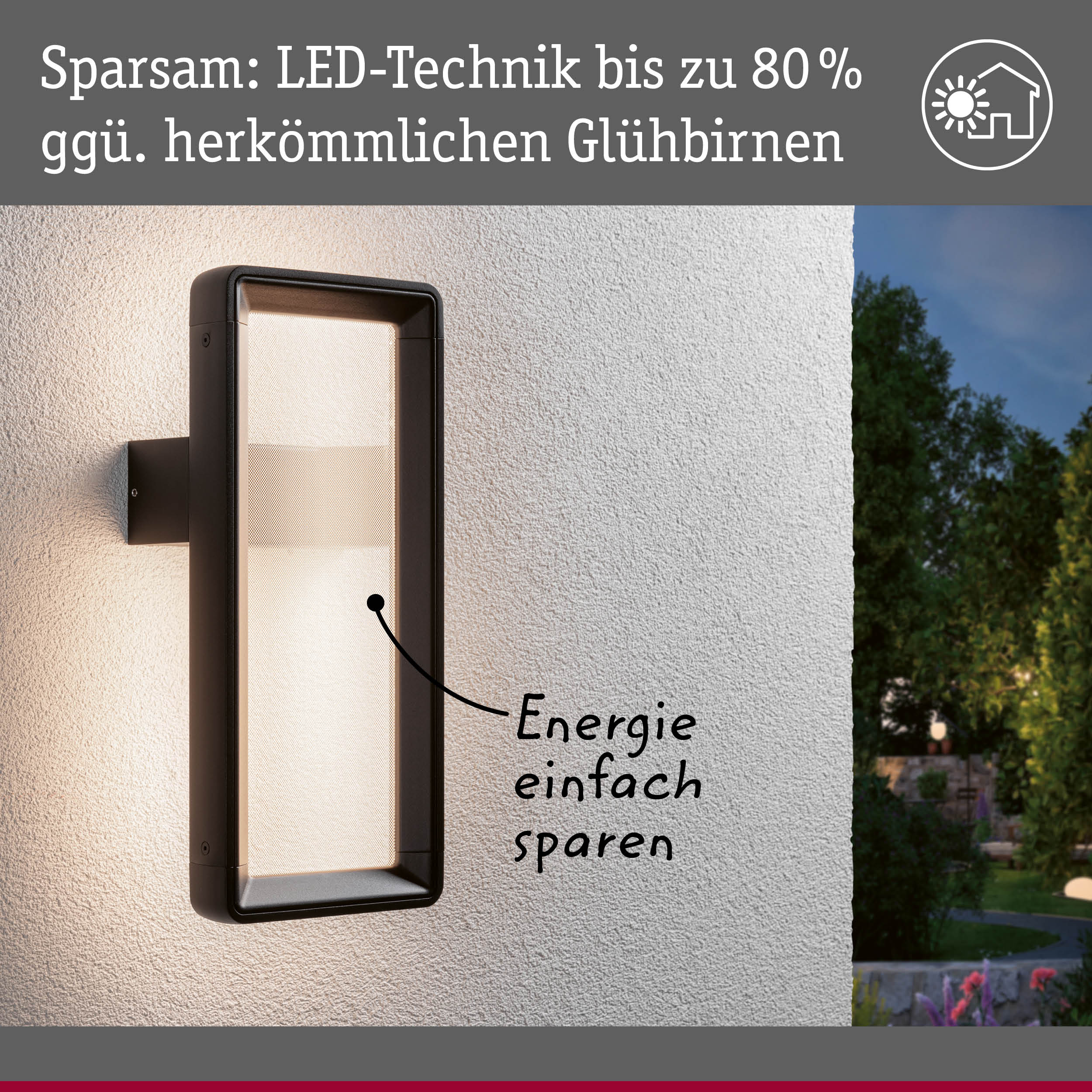Schwarze LED-Außenwandleuchte an weißer Wand mit energiesparender Beleuchtung und Gartenblick