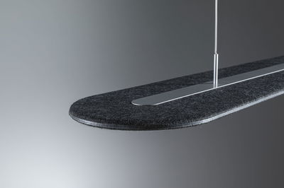 Moderne hanglamp met zwart vilt en zilveren metalen strip voor stijlvolle verlichting