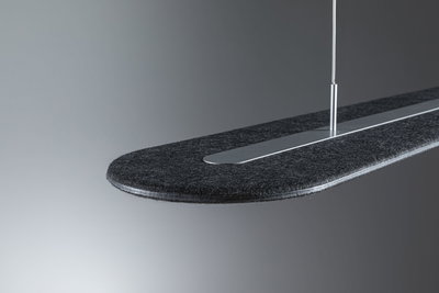 Moderne Pendelleuchte mit schwarzem Filz und silbernem Metallstreifen für stilvolle Raumbeleuchtung