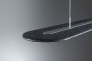 Moderne Pendelleuchte mit schwarzem Filz und silbernem Metallstreifen für stilvolle Raumbeleuchtung