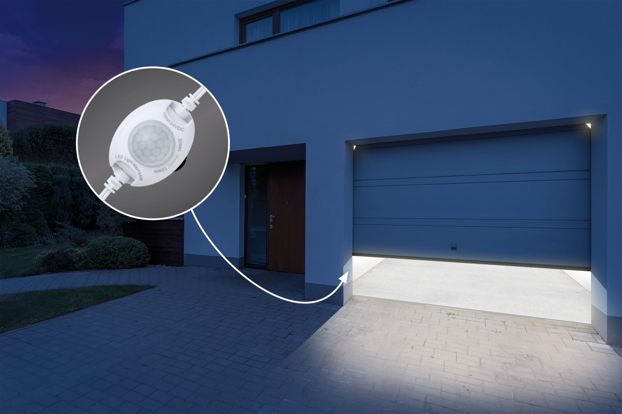 Weißer LED-Bewegungsmelder aus Kunststoff für Außenbeleuchtung an moderner Garage bei Nacht