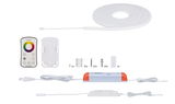 Weißes LED-Lichtband mit Fernbedienung, Netzteil und Montagematerial für flexible Lichtgestaltung.