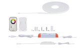 Weißes LED-Lichtband mit Fernbedienung, Netzteil und Montagematerial für flexible Lichtgestaltung