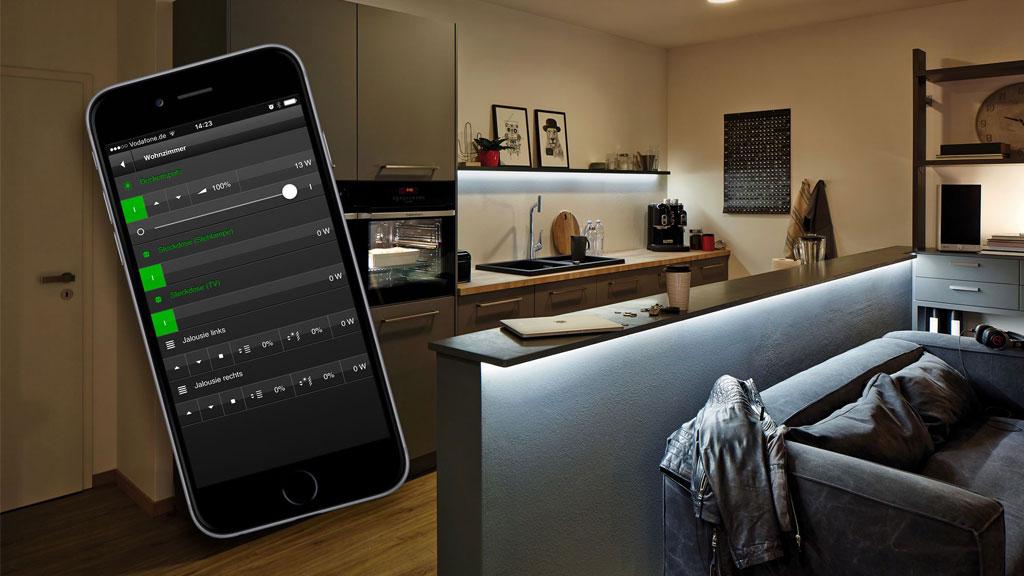 Moderne Küche mit LED-Unterbauleuchte und Smartphone-Steuerung für smarte Beleuchtung und Jalousien.