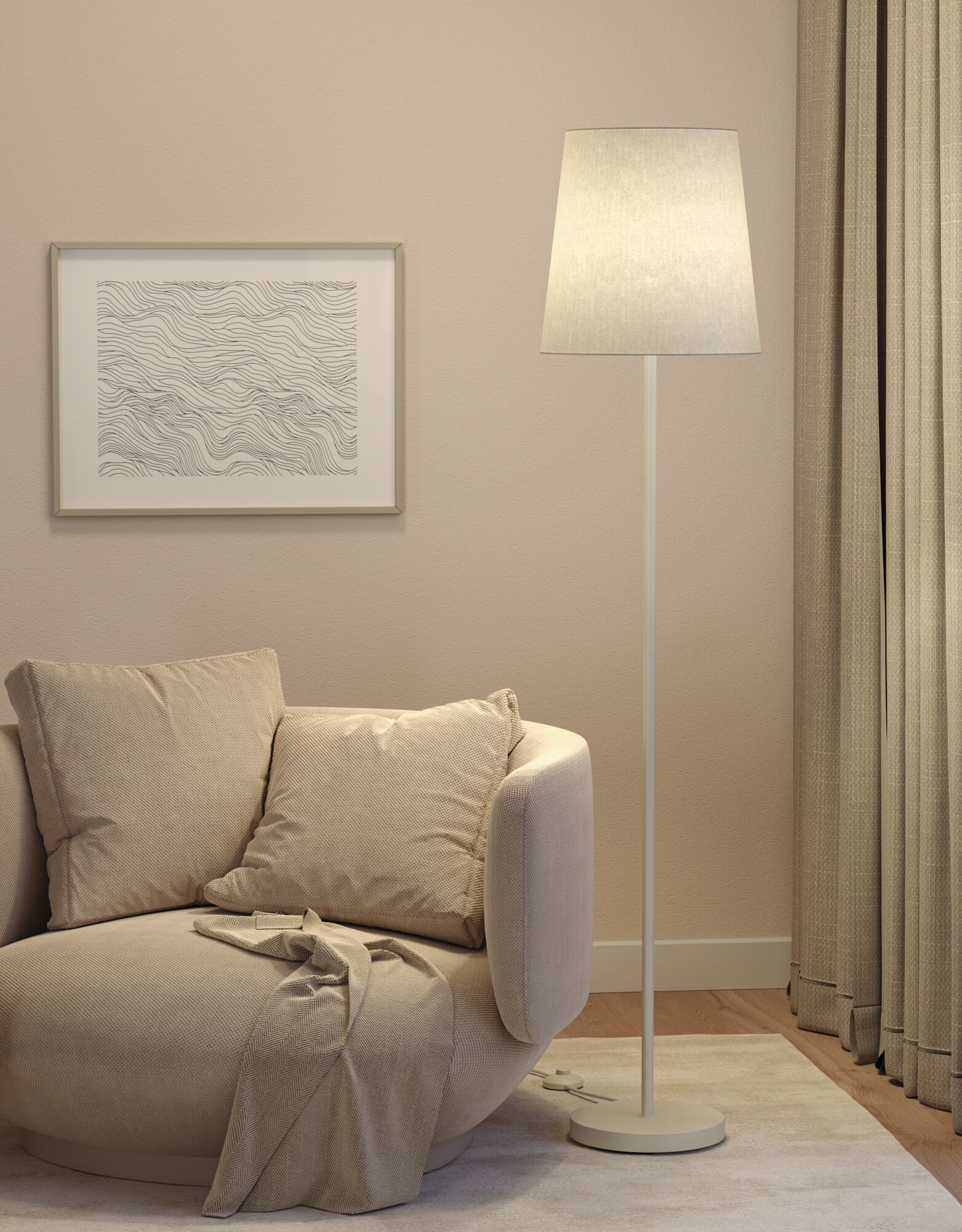 Beige vloerlamp met stoffen kap naast ronde bank en abstracte wanddecoratie in woonkamer