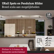 Moderne witte URail Spots en Pendulum Hildor verlichting in keuken met houten wandpaneel en dimfunctie