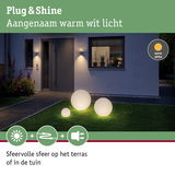 Drie bolvormige buitenlampen in warm wit op gras voor modern huis voor tuinverlichting