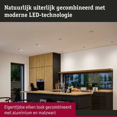 Moderne keuken met eikenhout, matzwarte fronten en aluminium accenten, verlicht met LED-spots