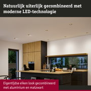 Moderne witte LED-inbouwspots in het plafond gecombineerd met een keuken van hout en aluminium in eigentijdse stijl