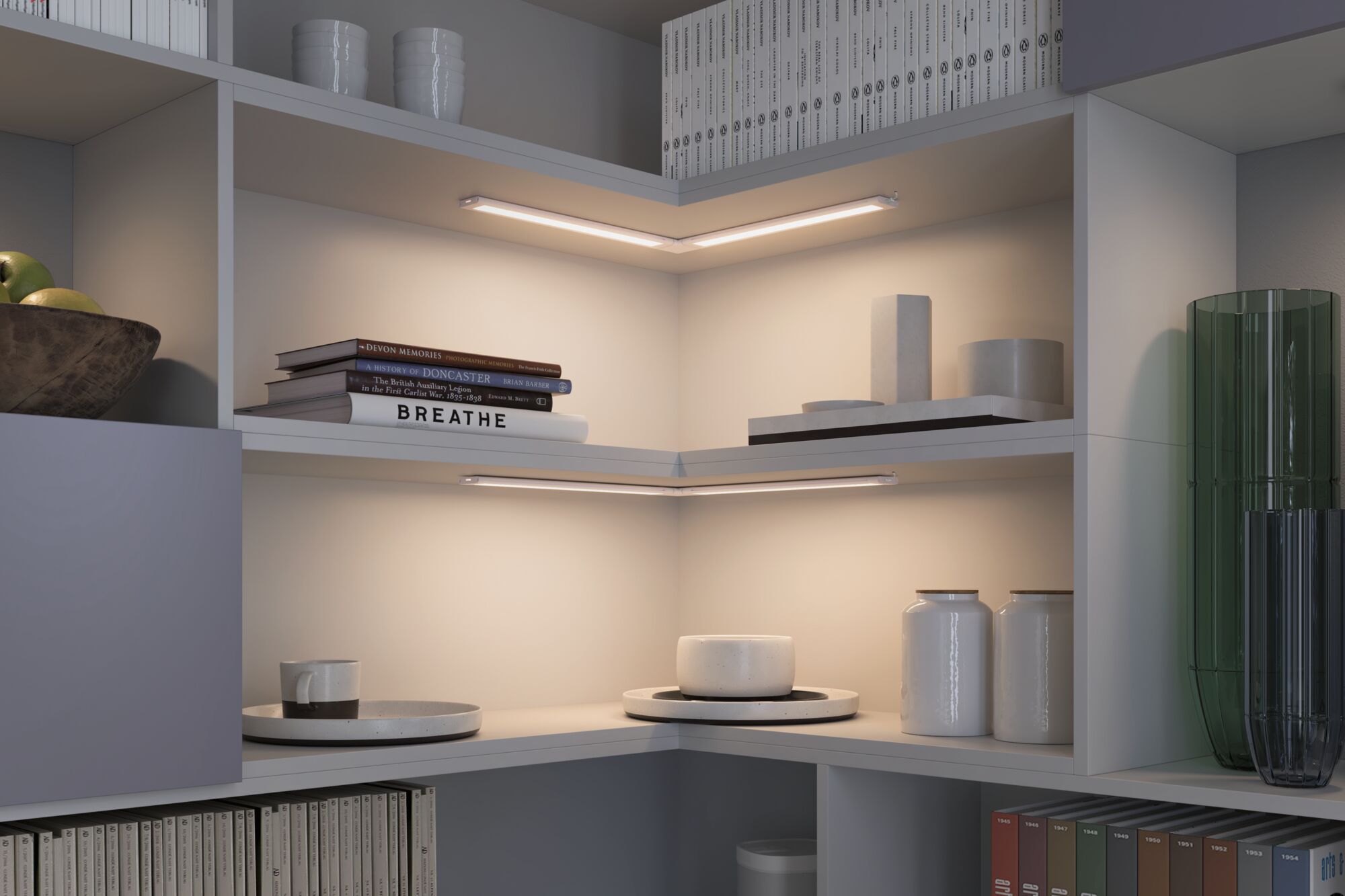 Étagère d'angle avec éclairage LED blanc sous meuble, décorée de livres, céramiques et vases pour ambiance lumineuse