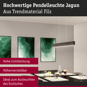Moderne Pendelleuchte Jagun aus Filz in Grau über Esstisch mit Glas und Kaffee, LED Beleuchtung