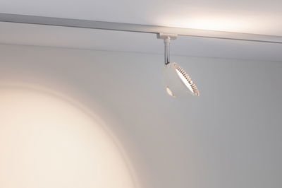 Witte metalen LED-spot op railsysteem met warm wit licht voor moderne kamerverlichting