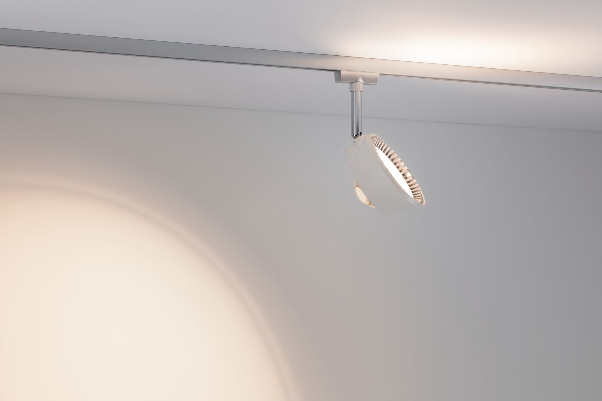 Spot LED blanc en métal sur rail avec lumière blanc chaud pour éclairage intérieur moderne