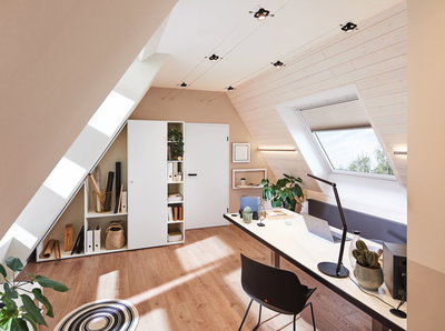 Modernes Dachzimmer mit weißem Schreibtisch, schwarzem Stuhl und minimalistischer LED-Seilbeleuchtung