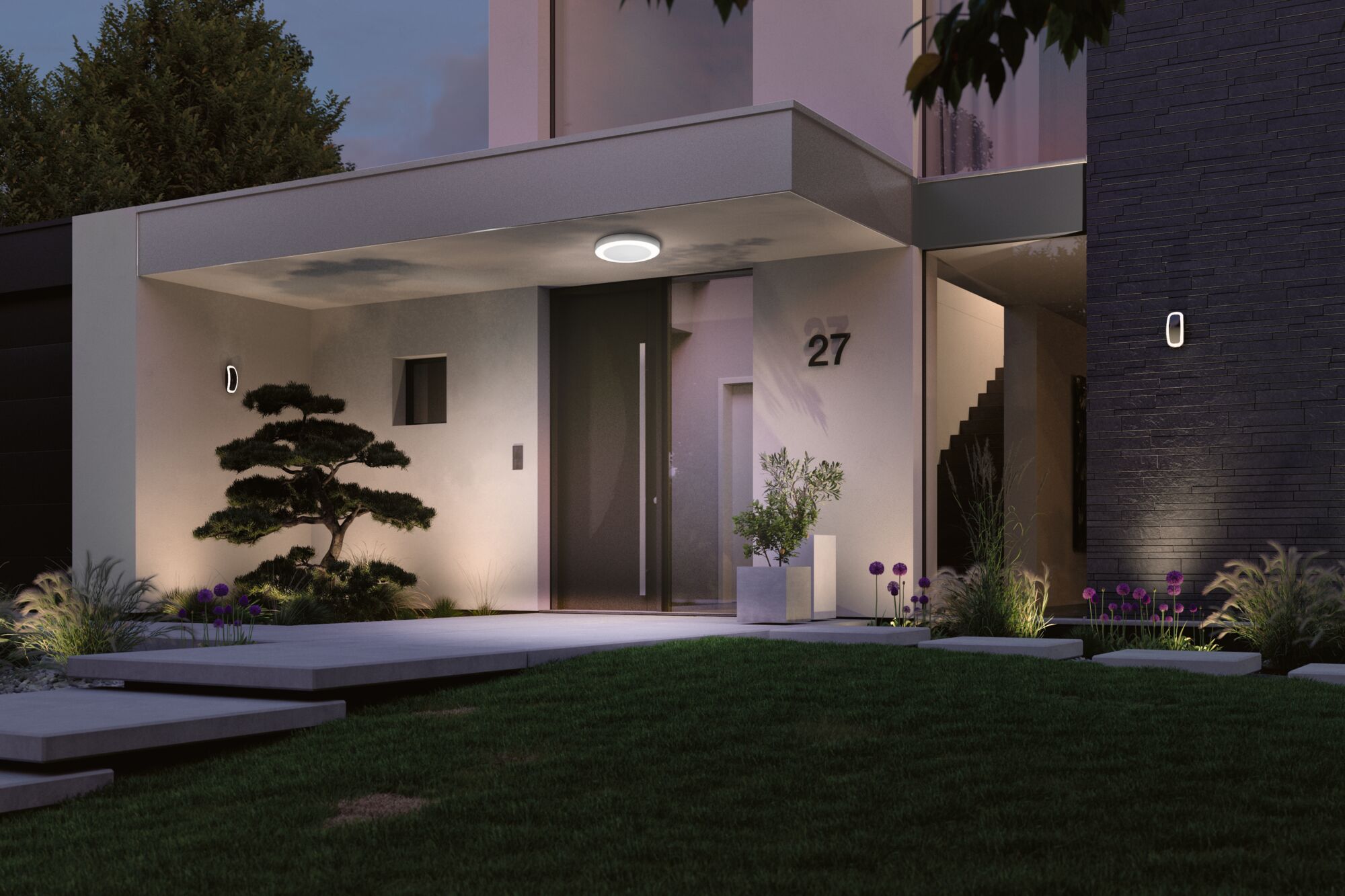 Applique extérieure LED blanche moderne sur façade de maison avec éclairage de jardin au crépuscule