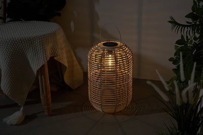 Rattan-Laterne mit warmem Licht und Solarzelle, dekorative Outdoor-Leuchte für Garten und Terrasse
