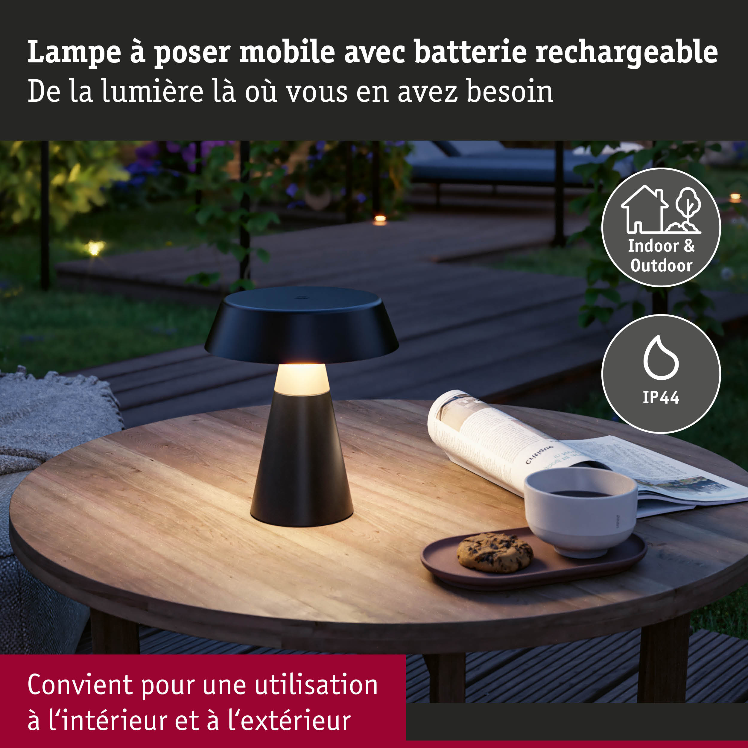Lampe de table mobile noire avec batterie rechargeable sur table en bois pour usage intérieur et extérieur