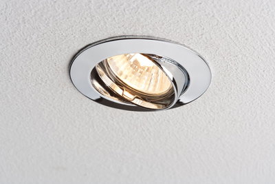 Ronde inbouwspot met chromen metalen frame in wit plafond voor accentverlichting