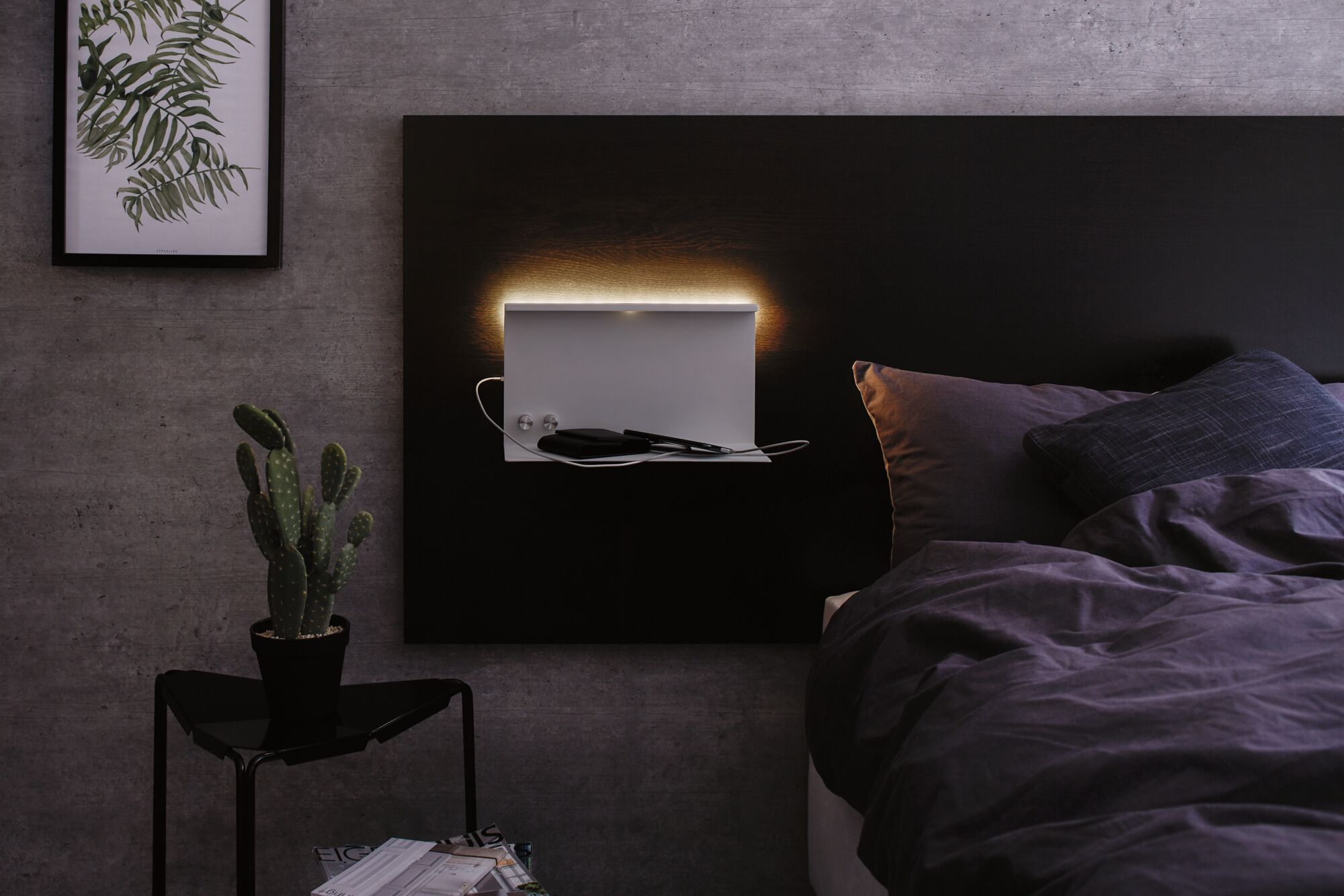 Modernes Schlafzimmer mit schwarzem Kopfteil und weißer LED-Wandleuchte mit Ablage und USB-Anschluss