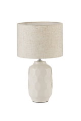 Tischlampe mit cremefarbenem Keramikfuß und beigem Stoffschirm für stimmungsvolle Beleuchtung