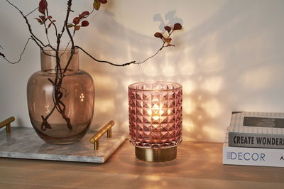 Rosa Glas-Tischleuchte mit geometrischem Muster und Messingfuß, dekorative Wohnraumbeleuchtung.