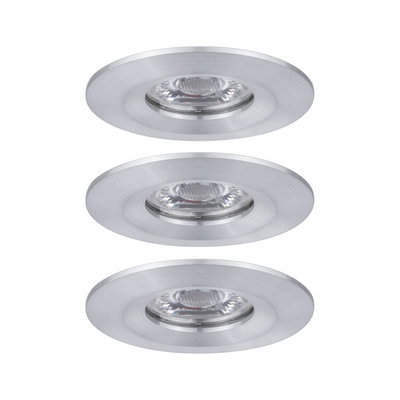 Tre runde indbygningsspots i børstet sølvfarvet aluminium til moderne LED-belysning.