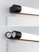 Schwarze LED-Wandleuchte mit opalem Diffusor und integriertem Steckdosenanschluss für Badspiegelbeleuchtung