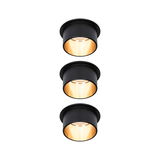 Trois spots encastrés noirs avec lumière blanche chaude pour un éclairage intérieur moderne.
