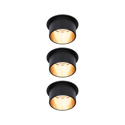 Trois spots encastrés noirs avec lumière blanche chaude pour un éclairage intérieur moderne.
