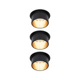 Trois spots encastrés noirs avec lumière blanche chaude pour un éclairage intérieur moderne.
