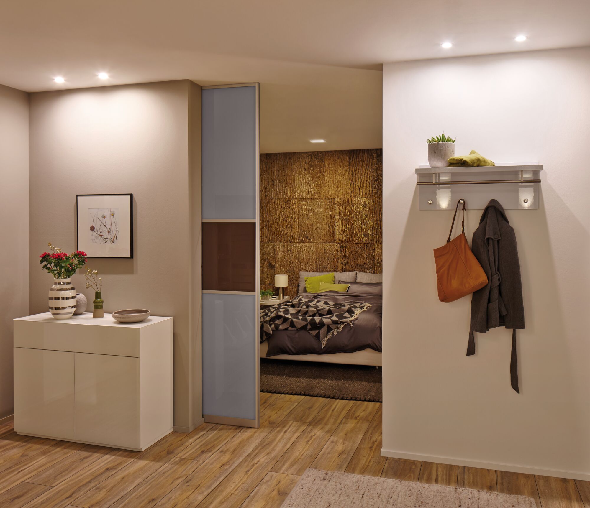 Woonruimte verlicht met warmwitte Paulmann LED-inbouwspots, houten vloer en moderne inrichting