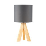 Moderne Tischlampe mit grauem Stoffschirm und dreibeinigem Holzfuß für Wohnraumbeleuchtung