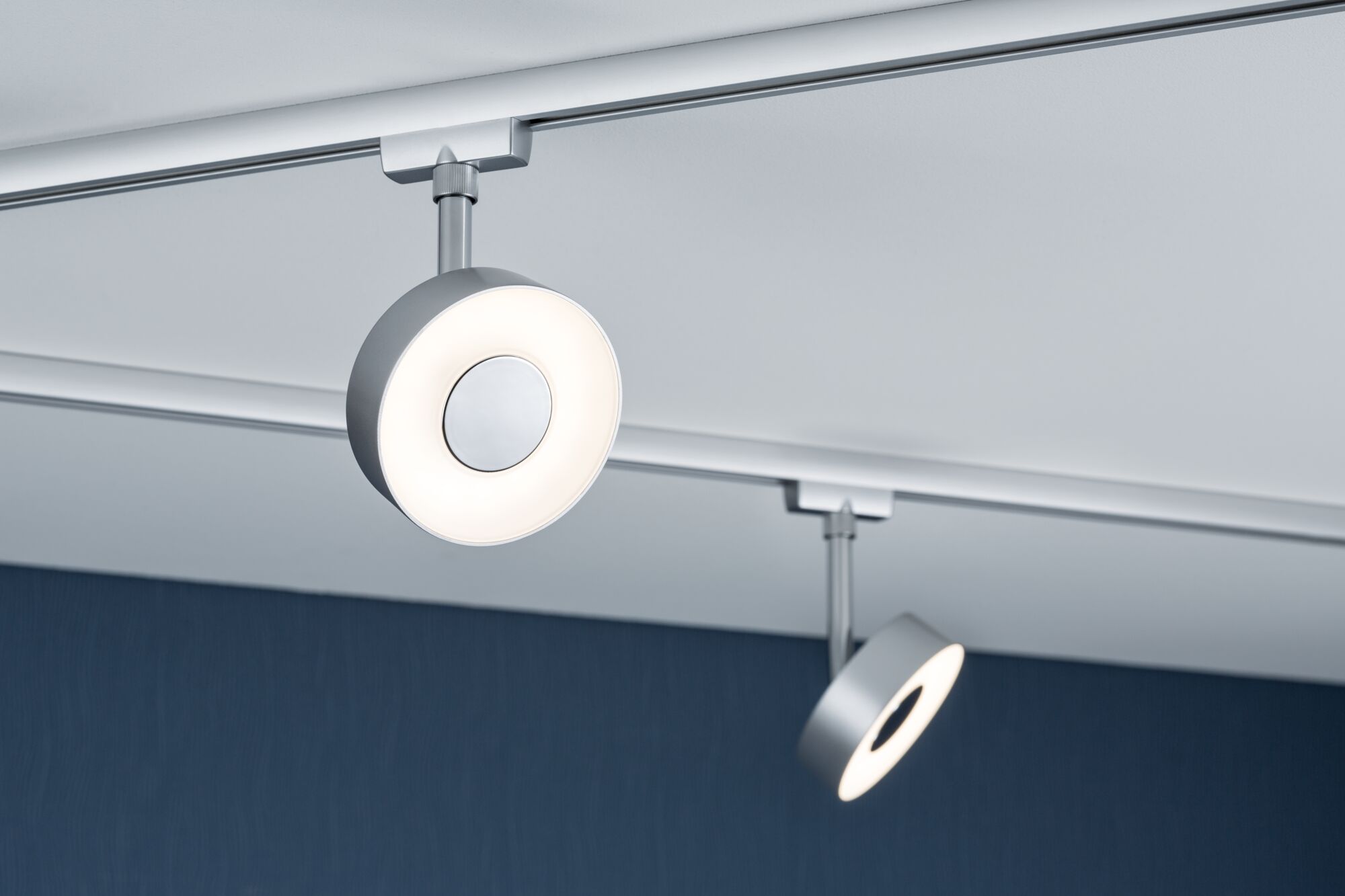 Spot LED de plafond moderne argenté avec surface lumineuse ronde pour un éclairage polyvalent