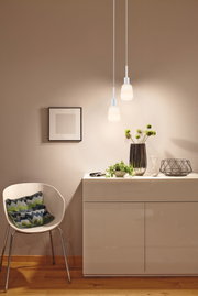 Moderne weiße Pendelleuchten mit mattiertem Glas über cremefarbenem Sideboard in Wohnraum mit Holzfußboden