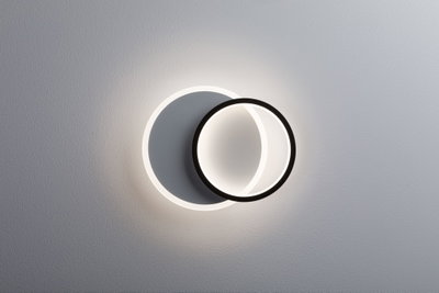 Applique murale LED moderne avec deux anneaux superposés noirs et blancs pour un éclairage élégant