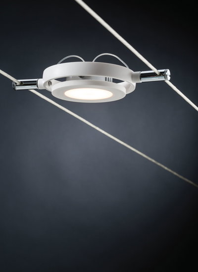 Weißer LED-Seilstrahler aus Metall mit warmweißem Licht für moderne Beleuchtungssysteme
