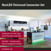 Moderne witte keuken met kookeiland en LED-vloerverlichting voor een stijlvolle woonruimte