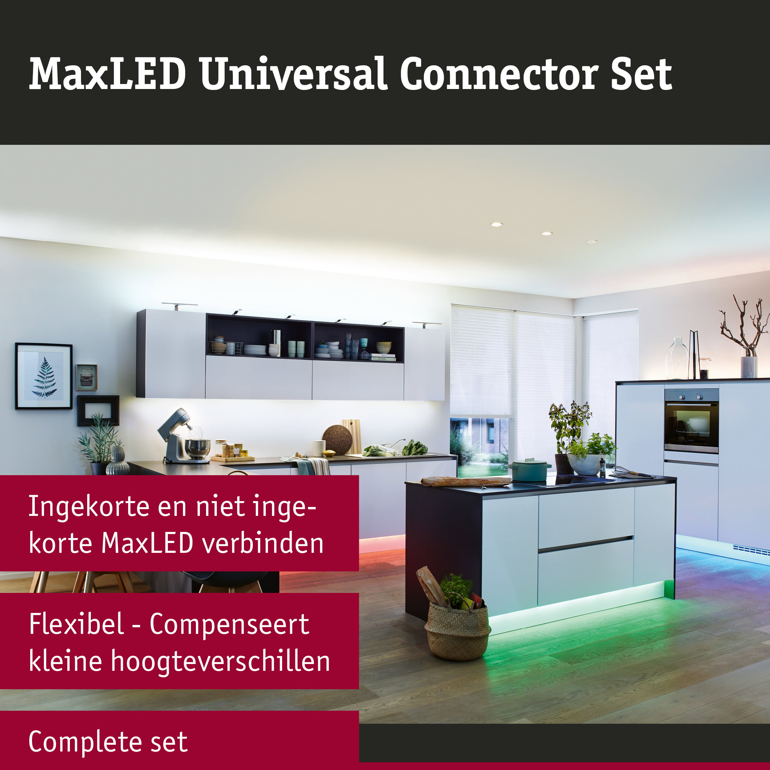 Moderne witte keuken met kookeiland en LED-vloerverlichting voor een stijlvolle woonruimte