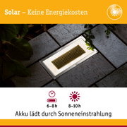 Solarbetriebene Außenleuchte mit integriertem Akku auf grauem Pflaster, energiesparende Gartenbeleuchtung