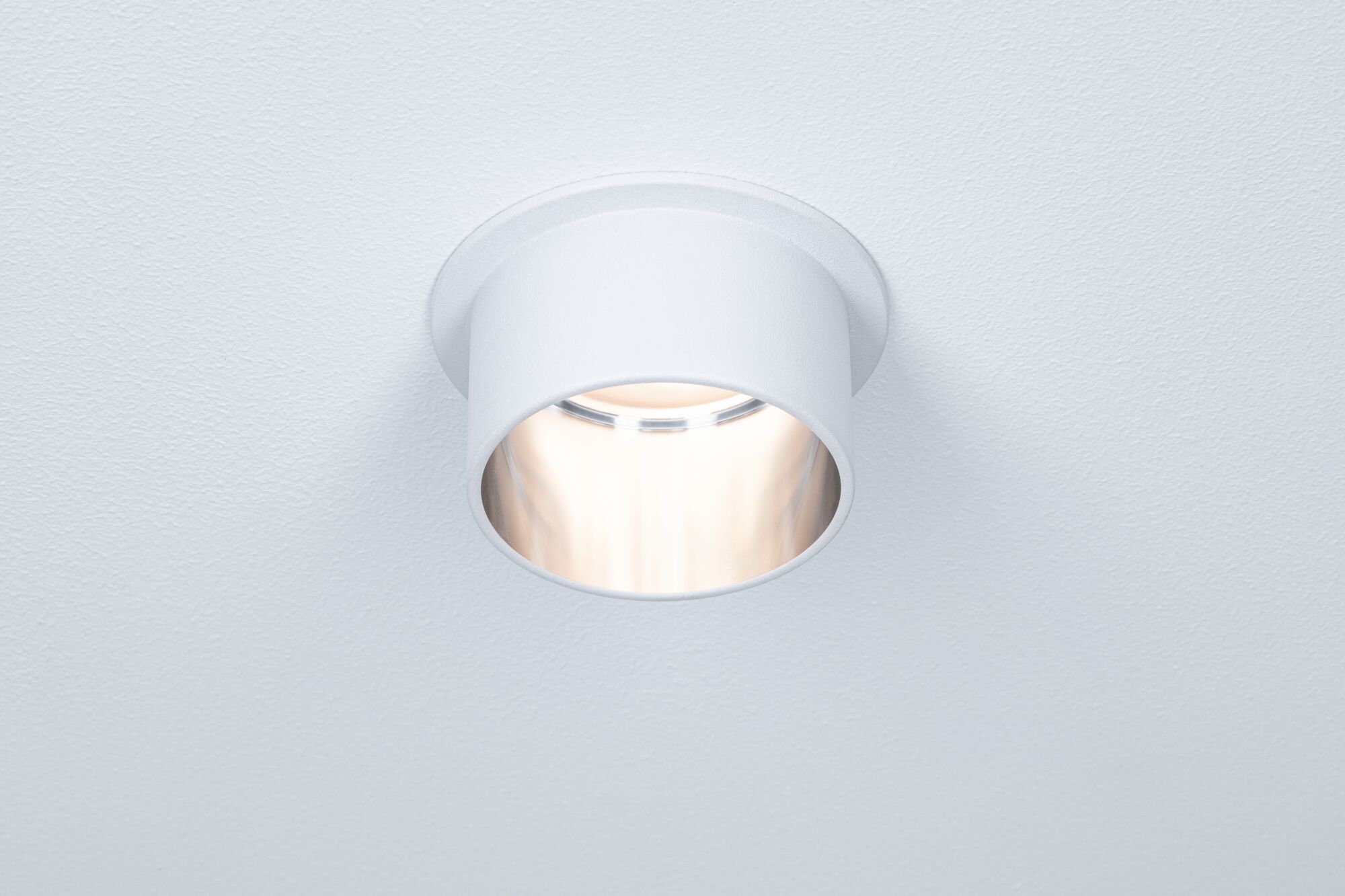 Weißer Einbaustrahler aus Metall mit warmweißem LED-Licht für moderne Innenbeleuchtung