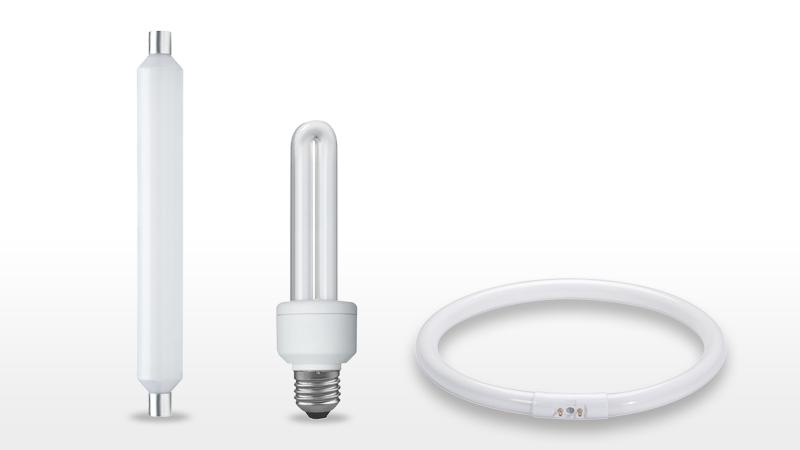 Trois lampes fluorescentes blanches de formes variées pour un éclairage économique.