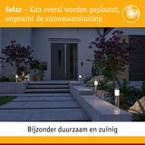 Solar roestvrijstalen buitenlampen met warm wit licht bij huisentree en tuinpad