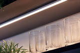 Lumière LED blanche sous meuble avec lumière blanc chaud au-dessus de verres transparents