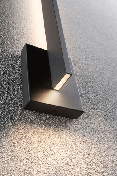Schwarze LED-Wandleuchte aus Metall mit warmweißem Licht für moderne Innenbeleuchtung.