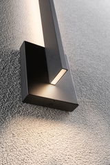 Schwarze LED-Wandleuchte aus Metall mit warmweißem Licht für moderne Innenbeleuchtung.