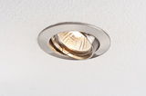 Rund eingelassener LED-Einbaustrahler aus gebürstetem Edelstahl mit schwenkbarem Reflektor.
