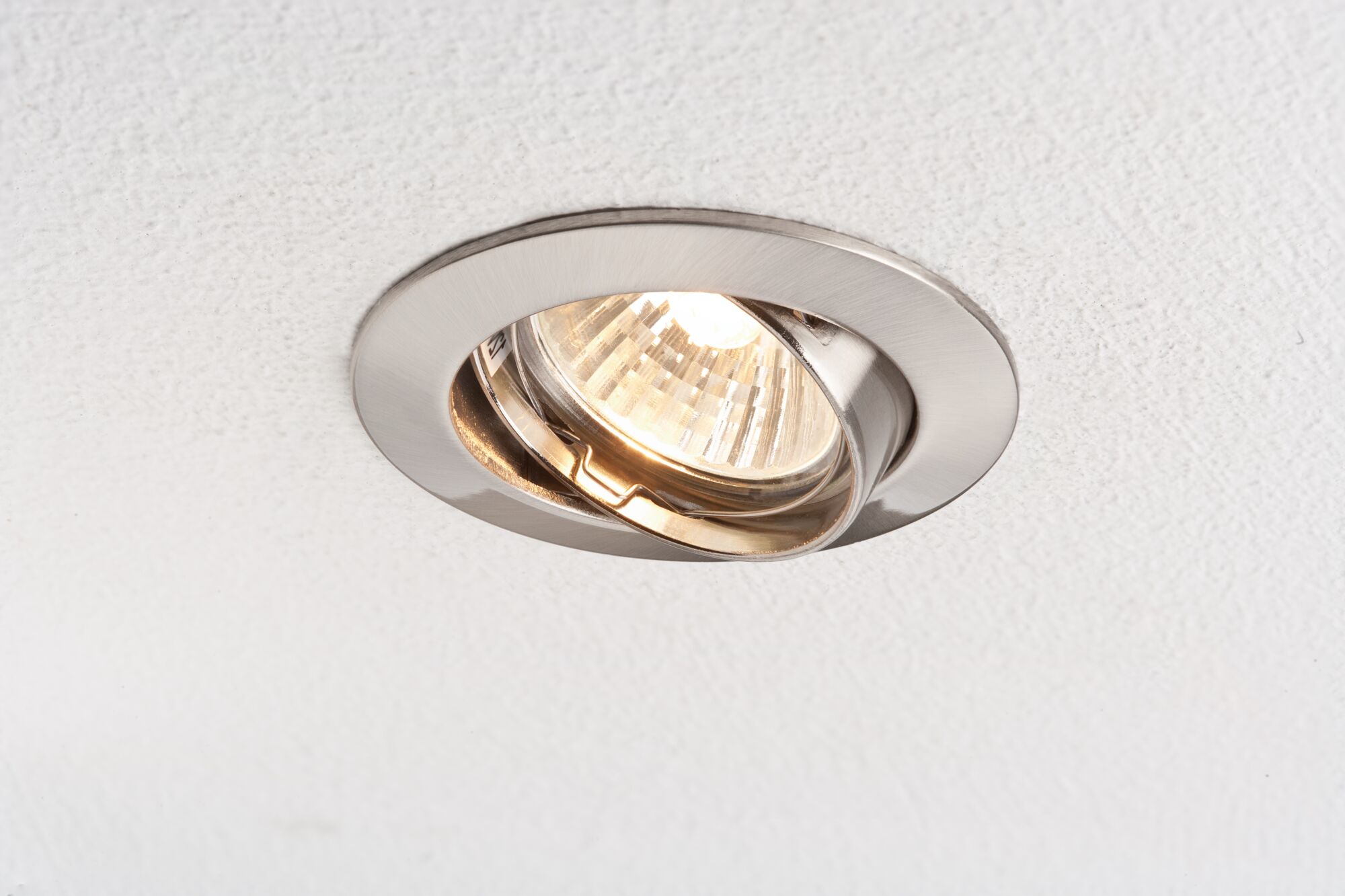 Rund eingelassener LED-Einbaustrahler aus gebürstetem Edelstahl mit schwenkbarem Reflektor.