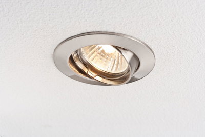 Rund eingelassener LED-Einbaustrahler aus gebürstetem Edelstahl mit schwenkbarem Reflektor.